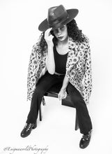 Load image into Gallery viewer, Noir et Blanc Embroidery Fleur