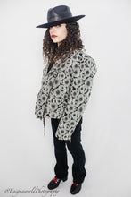 Load image into Gallery viewer, Noir et Blanc Embroidery Fleur