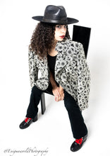 Load image into Gallery viewer, Noir et Blanc Embroidery Fleur