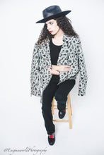 Load image into Gallery viewer, Noir et Blanc Embroidery Fleur